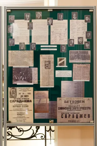 В фойе Большого зала Московской консерватории проходит выставка, посвящённая выдающемуся дирижёру, создателю советской дирижёрской школы, организатору дирижёрского факультета в Московской консерватории Константину Соломоновичу Сараджеву (1877–1954). Выставка подготовлена Архивом Московской консерватории.