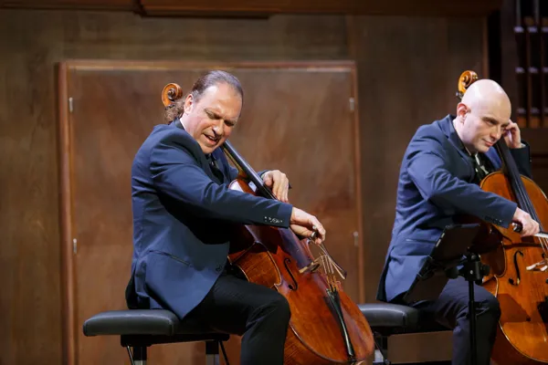 IX Международный виолончельный фестиваль «Vivacello». На сцене «Rastrelli Cello Quartet»:  Кирилл Кравцов (виолончель, художественный руководитель) и Михаил Дегтярёв (виолончель).
