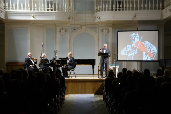 Мультимедийное музыкальное представление в рамках фестиваля «Стравинский-сказочник», Рахманиновский зал консерватории. На сцене Владимир Иванов (скрипка), Александр Бондурянский (фортепиано), Евгений Петров (кларнет), Вениамин Смехов (чтец).