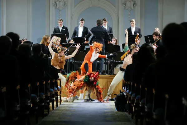 И. Ф. Стравинский «Байка про лису, петуха, кота да барана». Балет-пантомима с пением по мотивам русских народных сказок. Солисты: Богдан Галяпа (тенор), Александр Бородейко (тенор), Тимофей Павленко (бас), Кирилл Капачинских (бас). Ансамбль солистов «Студия новой музыки». Дирижёр — Азим Каримов. Солисты балета: Лиса — Полина Кырова, Петух — Владислав Дубенко, Кот — Андрей Больбот, Баран — Владимир Яковлев.