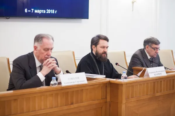 С приветственным словом выступает председатель Отдела внешних церковных связей Московского Патриархата, ректор Общецерковной аспирантуры и докторантуры имени святых равноапостольных Кирилла и Мефодия, доктор богословия, доктор философских наук, профессор, митрополит Волоколамский Иларион.