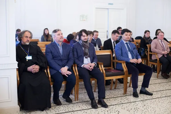 Участники и гости конференции «Степан Васильевич Смоленский и русская духовная музыка». На первом ряду, слева направо: 
доцент кафедры богословия и литургики Общецерковной аспирантуры и докторантуры имени святых равноапостольных Кирилла и Мефодия, доцент Московской духовной академии, кандидат богословия иерей Михаил Желтов,
Заслуженный артист России, художественный руководитель и главный дирижер Московского Синодального хора Алексей Пузаков, 
руководитель Центра непрерывного образования Общецерковной аспирантуры и докторантуры имени святых равноапостольных Кирилла и Мефодия Иван Александрович Парфенов,
руководитель Управления по общественным связям и протоколу Общецерковной аспирантуры и докторантуры имени святых равноапостольных Кирилла и Мефодия Мигель Паласио,
проректор по научно-исследовательской работе Казанской государственной консерватории имени Н.Г. Жиганова, кандидат искусствоведения Юрий Семенович Карпов.