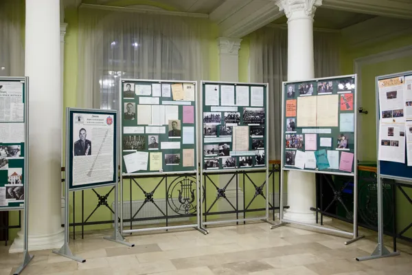 В фойе Малого зала проходит выставка к 100-летнему юбилею российского кларнетиста, Заслуженного деятеля искусств РФ, доктора искусствоведения, почетного профессора Московской консерватории, академика Бориса Александровича Дикова, подготовленная архивом консерватории.