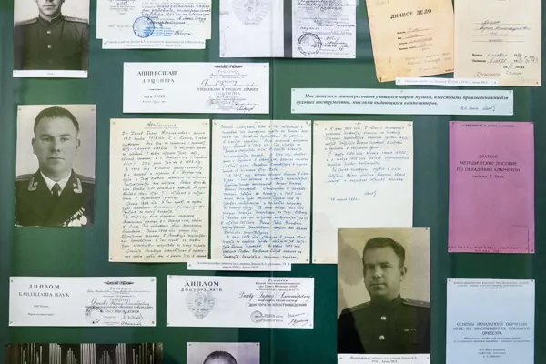 В фойе Малого зала проходит выставка к 100-летнему юбилею российского кларнетиста, Заслуженного деятеля искусств РФ, доктора искусствоведения, почетного профессора Московской консерватории, академика Бориса Александровича Дикова, подготовленная архивом консерватории.