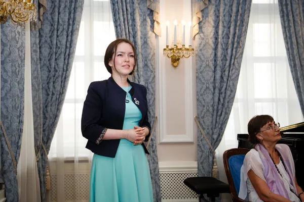 Выступает лауреат конкурса Холопова, ныне преподаватель кафедры теории музыки Московской консерватории Юлия Владимировна Москвина.