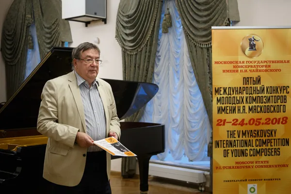 Председатель жюри конкурса, Заслуженный деятель искусств РСФСР, Народный артист России, и.о. зав. кафедрой сочинения Московской консерватории Александр Чайковский (Россия) объявляет результаты конкурса.
