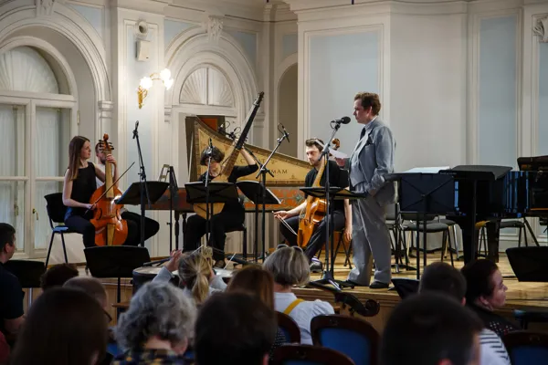 М. Марэ. «Хирургическая операция на теле человека и Выздоровление» для виолы да гамба и бассо континуо. Исполняет Ансамбль солистов «Студия новой музыки», чтец Фёдор Софронов.