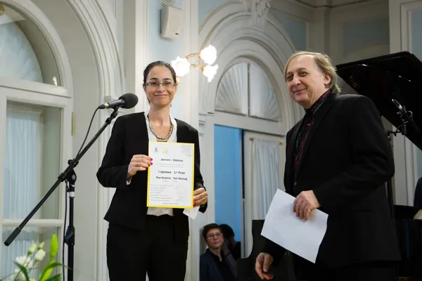 Полномочный Министр, Заместитель Главы дипломатической миссии Израиля г-жа Керен Коэн-Гат представляет лауреата первой премии конкурса в номинации «Современная академическая музыка». Им стал израильский композитор Яир Клартаг