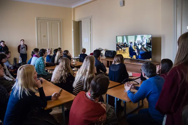 Трансляция мастер-класса в фойе первого учебного корпуса