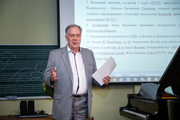 Ректор Московской консерватории, профессор Александр Соколов произносит сердечные слова поздравления юбилярам