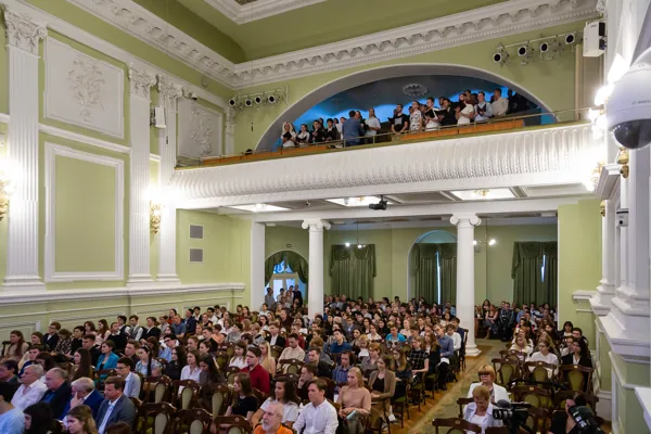 Музыкальное приветствие Камерного хора московской консерватории для первокурсников с балкона Малого зала