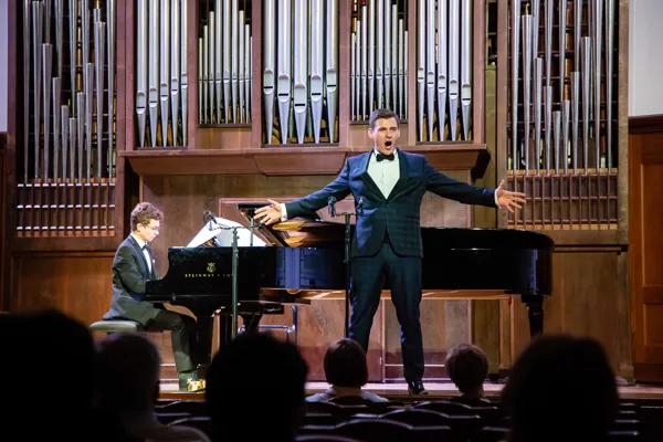 Выступают лауреаты I премии конкурса, дуэт «Piano & Baritono»: Иван Кощеев, Тимофей Журавель (Россия)
