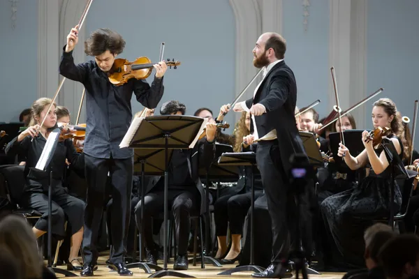 П. де Сарасате. «Цыганские напевы» до минор, соч. 20. Исполняет «Leggiero orchestra», художественный руководитель и главный дирижёр — Джереми Уолкер. Солист Леонид Железный (скрипка)
