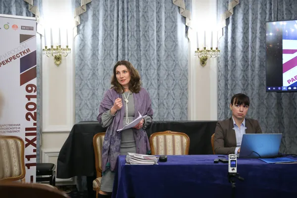 А. А. Гундорина (Российская Академия музыки имени Гнесиных) читает доклад на тему «Современное обучение профессиональных композиторов в образовательных учреждениях Великобритании и России: сравнительный анализ»