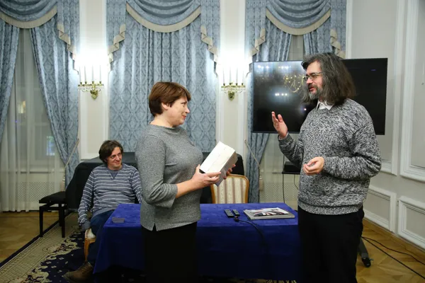 Научная музыкальная библиотека им. С. И. Танеева, которую представляет ведущий библиотекарь Татьяна Поддубняк принимает в дар 2 экземпляра книги Дж. Э. Гардинера «Музыка в Небесном Граде: Портрет Иоганна Себастьяна Баха» (2020): для читального зала и для абонемента