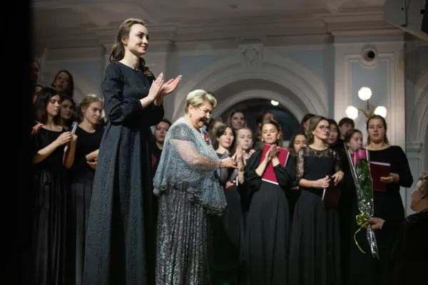 На сцене Рахманиновского зала студентка V курса Кафедры хорового дирижирования Московской консерватории Фотченко Анна (класс Заслуженного деятеля искусств РФ, профессора Ю.А. Евграфова), солистка – лауреат международных конкурсов, проф. Алисова Юлия Васильевна и Хор Московской консерватории