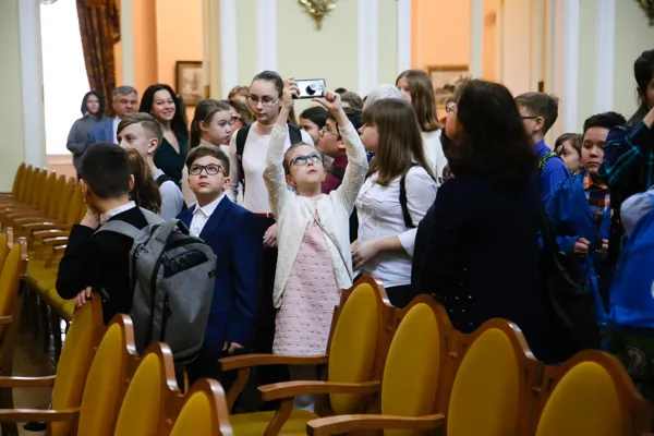 Экскурсанты в Большом зале