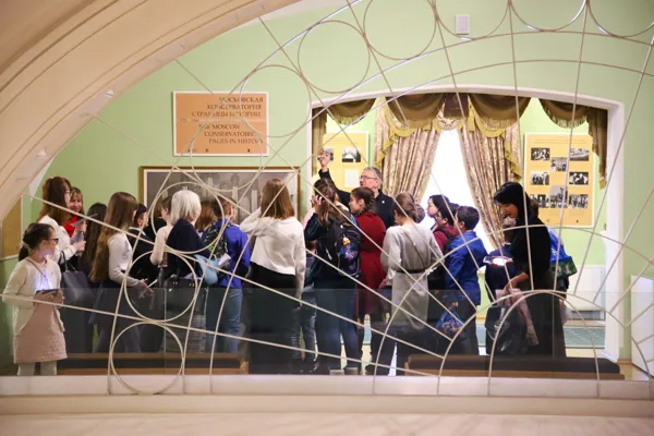 Экскурсию для юных зрителей ведёт директор Музея имени Н.Г. Рубинштейна Владимир Михайлович Стадниченко