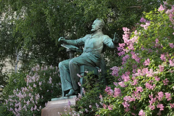 Памятник Петру Ильичу Чайковскому работы В.И. Мухиной (1954) перед зданием Московской государственной консерватории