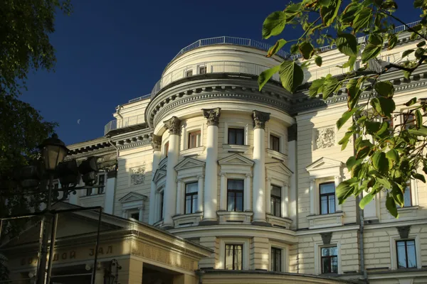 Фасад Большого зала с полуротондой по проекту архитектора В. П. Загорского (1901 г.)