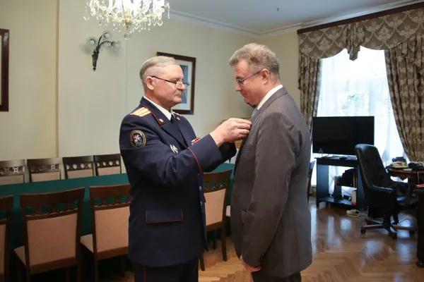 Вручение памятной медали проректору по концертной деятельности Виталию Александровичу Каткову