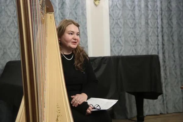 Солистка Оркестра Большого театра, Исполнительный директор Русского арфового общества, инициатор Музыкального салона им. В.Г. Дуловой Ника Рябчиненко
