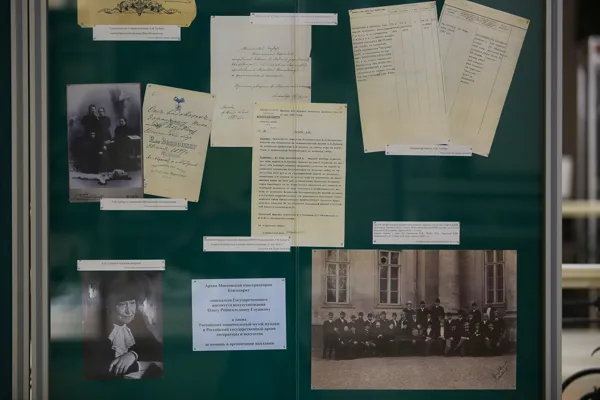 Выставка, посвященная юбилею четы Губерт: Николай Альбертович (180 лет со дня рождения) и Александра Ивановна (170 лет со дня рождения), располагается в фойе партера Большого зала