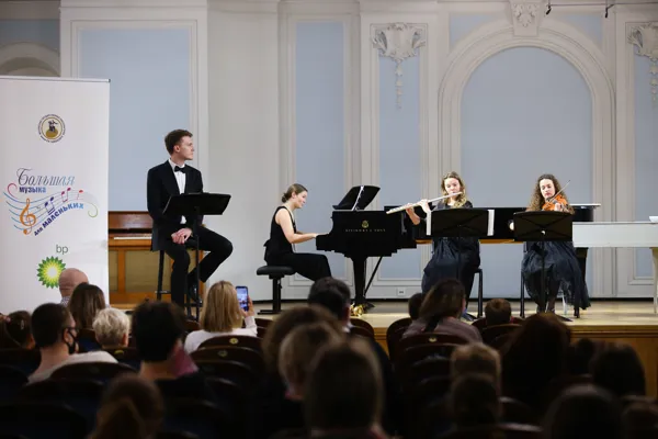 Александр Шляхов (художественное слово), Юлия Корень (фортепиано), Елена Корень (флейта), Зиновия Нестеренко (скрипка)