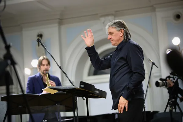 На сцене Рахманиновского зала Ансамбль солистов «Студия новой музыки», дирижёр — Заслуженный артист России Игорь Дронов
