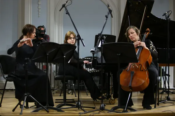 Кевин ДЭЙ (США). Ecstatic Samba (Piano Trio No. 3) для флейты, виолончели и фортепиано. Исполняют Виктория Королёва (флейта), Мона Хаба (фортепиано), Ольга Галочкина (виолончель)
