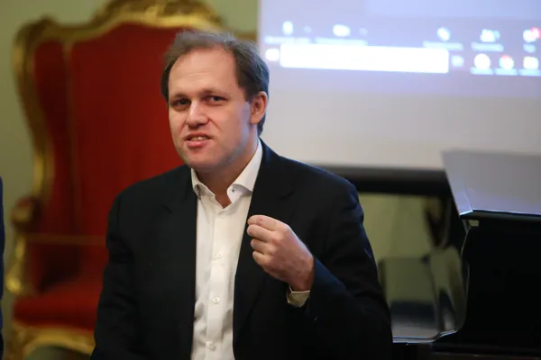 Алексей Чернов выступает с докладом на тему «История и имена СТАМ-фестиваля»