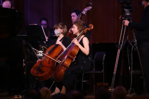 Камерный оркестр «Ad hoc ensemble», художественный руководитель и дирижёр — Джереми Уолкер