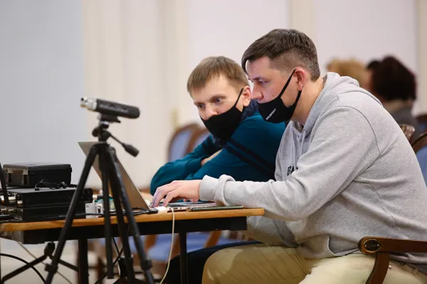 Инженер-звукорежиссер Научно-творческого центра электроакустической музыки консерватории Антон Бушинский и композитор, исследователь в сфере электроакустической и мультимедийной композиции Николай Попов