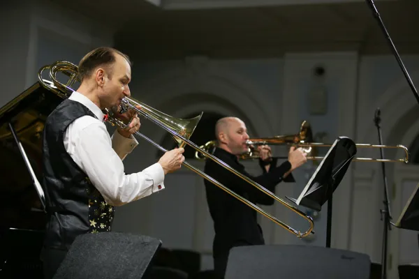 М. Дэвис. «Trombone Institute of Technology» для двух тромбонов. Исполняют Михаил Оленев (тромбон), Дмитрий Шаров (тромбон)