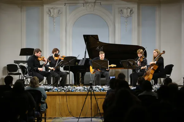  Станислав Малышев (скрипка), Инна Зильберман (скрипка), Алексей Потапов (электрогитара), Екатерина Маркова (альт), Ольга Калинова (виолончель)