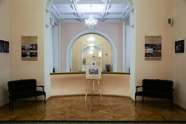 В фойе Большого зала проходит фотовыставка, посвящённая его 120-летию