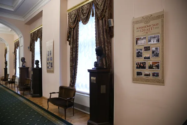 В фойе Большого зала проходит фотовыставка, посвящённая его 120-летию