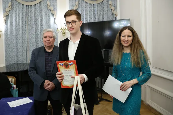Лауреат I премии конкурса в номинации «композиция» Сергей Багаури (Владикавказ) с композитором, профессором кафедры сочинения Московской консерватории Ю.В. Воронцовым и куратором Конкурса, доцентом кафедры истории русской музыки Я.А. Кабалевской