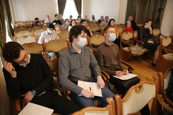 В первом ряду члены жюри конкурса, студенты 3-го курса отделения композиции Научно-композиторского факультета Московской консерватории Иван Миронюк, Вениамин Винтер, Алексей Черняк