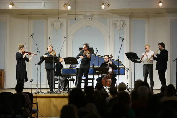 Г. Ф. Телеман. Увертюра (Сюита) «Tafelmusik» для 2-х скрипок, 2-х гобоев, струнных и бассо континуо си-бемоль мажор, TWV 55:B1. Исполняют Марина Катаржнова (скрипка), Геннадий Акинфин (скрипка), Дарья Борковская (клавесин), Сергей Полтавский (альт), Павел Загребаев (гобой), Филипп Нодель (гобой)