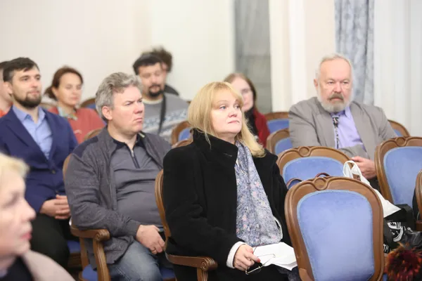 В центре: научный сотрудник НЦНМ им. К. В. Квитки Махова Людмила Петровна