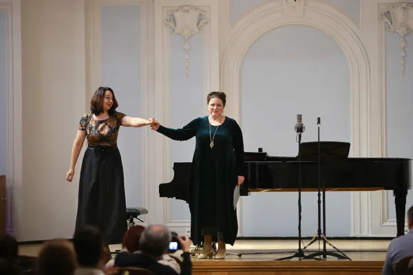 Карина Погосбекова (фортепиано), Яна Иванилова (сопрано)