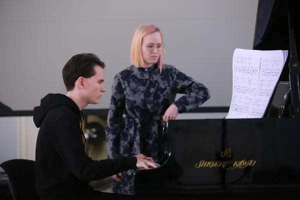 Репетирует Дмитрий Баталов (фортепиано)