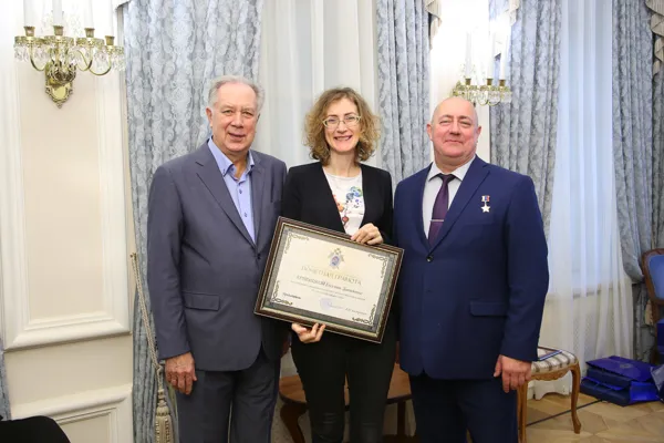 Почётная грамота СК РФ вручается Кривицкой Евгении Давидовне