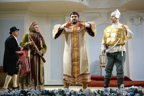 Музыкальная сказка «Золотой петушок» на музыку Н. Римского-Корсакова. Цикл «Сказки Пушкина на музыку русских композиторов» в Рахманиновском зале. Царь Додон (в центре) — Дмитрий Степанович 