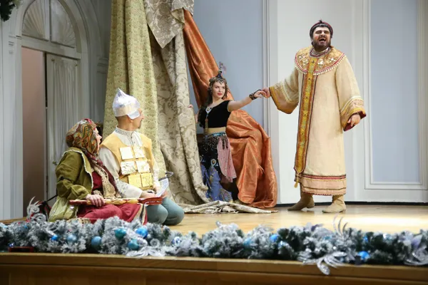 «Его за руку взяла И в шатер свой увела». Шамаханская царица — Полина Кумылганова, Царь Додон — Дмитрий Степанович 