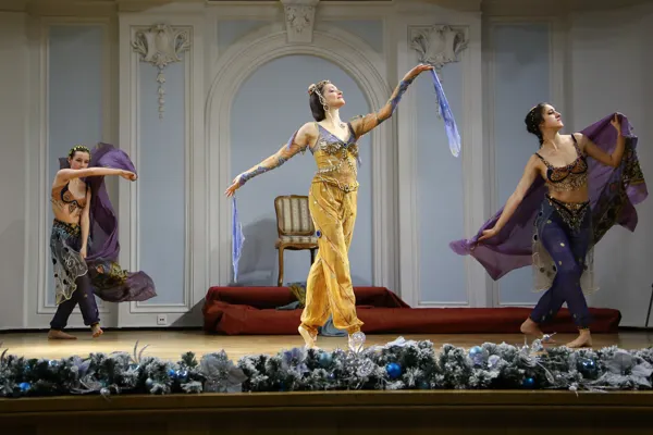 Леся Сулыма (в центре) и Ансамбль исторического танца «Time of Dance» в составе: Стефания Винник (слева), Мария Иваненко (справа)