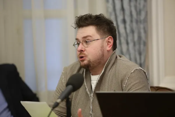 На Круглом столе «Musica sacra nova. Духовная музыка Второго авангарда» Ярослав Александрович Стародубцев – руководитель храмового выставочного пространства «Арт-Фео», бакалавр теологии, член правления Союза музыкальных деятелей Санкт-Петербурга, член правления Гильдии храмоздателей, художественный руководитель и директор студии иконописи и дизайна «Артодокс» рассказывает о применении музыки современных композиторов в богослужебной и концертной жизни Феодоровского Собора Санкт-Петербурга