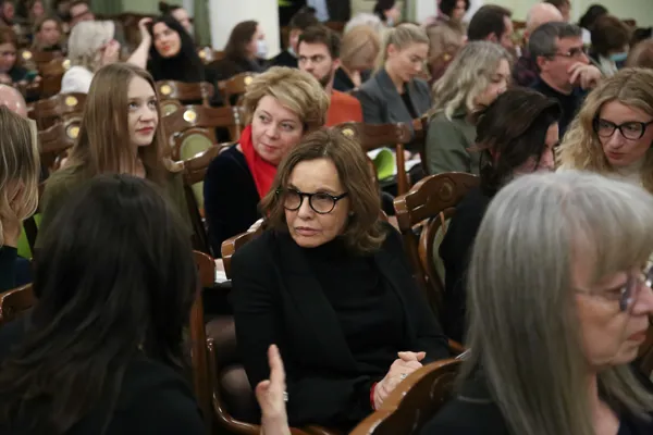 Перед концертом в Малом зале. Среди зрителей актриса Татьяна Друбич (в центре)