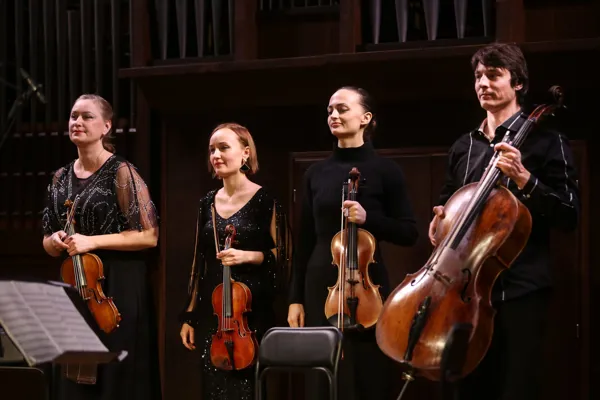 На сцене Малого зала «Rusquartet» в составе: Ксения Гамарис (скрипка), Анна Янчишина (скрипка), Ксения Жулёва (альт), Пётр Каретников (виолончель)
